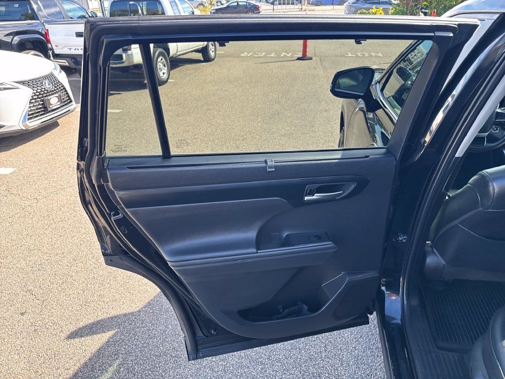 Used 2023 Toyota Highlander XLE AWD/4WD image 41