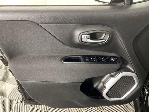 Used 2021 Jeep Renegade Latitude FWD image 12