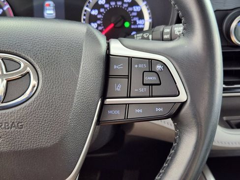 Used 2022 Toyota Highlander LE AWD/4WD image 20