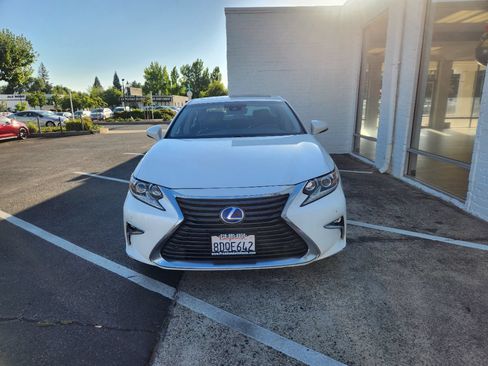 Used 2018 Lexus ES 300h w/ Luxury Package FWD image 8