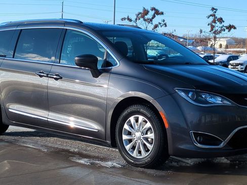 Used 2018 Chrysler Pacifica Touring-L Plus image 9