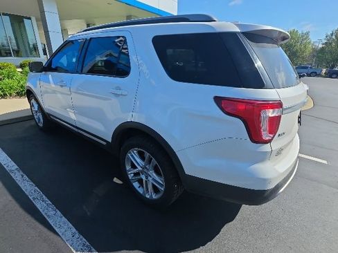 Used 2017 Ford Explorer XLT w/ XLT Technology Feature Bundle AWD/4WD image 6