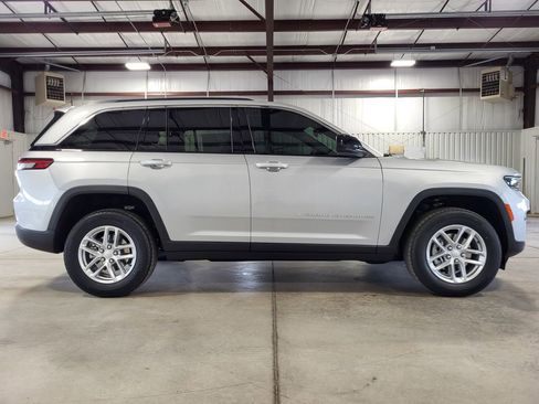 New 2025 Jeep Grand Cherokee Laredo w/ Luxury Tech Group I AWD/4WD image 6