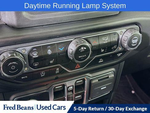 Certified 2022 Jeep Gladiator Sport AWD/4WD image 17