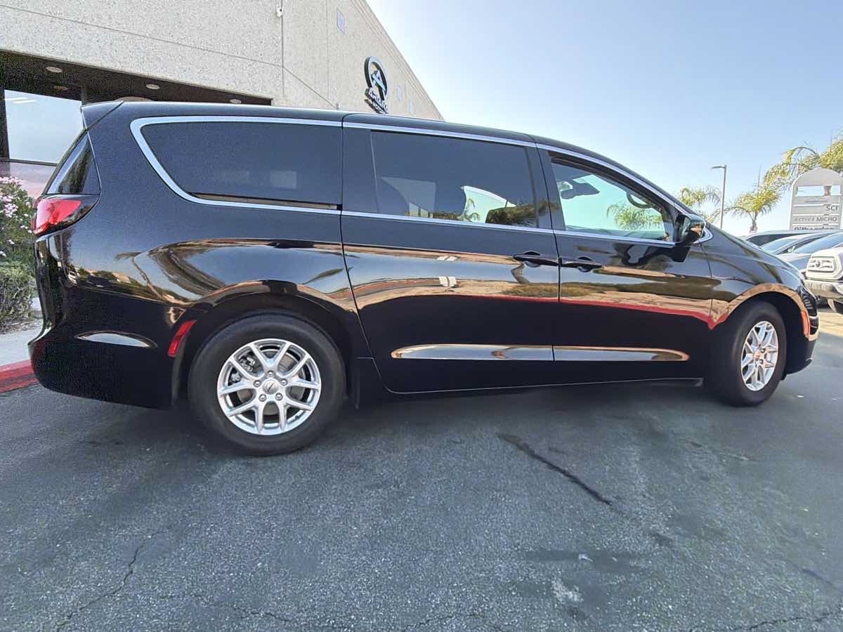 Used 2024 Chrysler Pacifica Touring FWD image 4