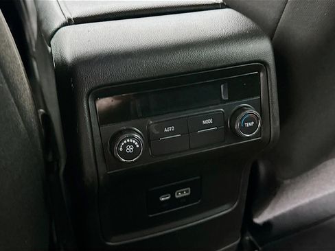 Used 2023 GMC Acadia SLE image 27