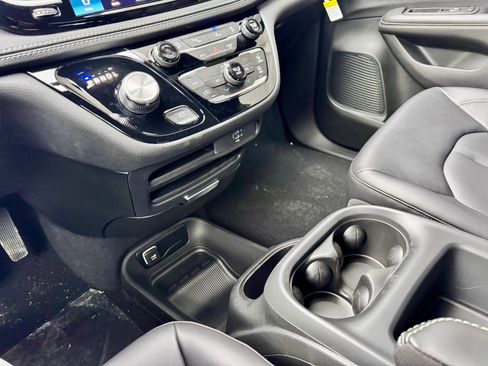 New 2026 Chrysler Pacifica Select image 15