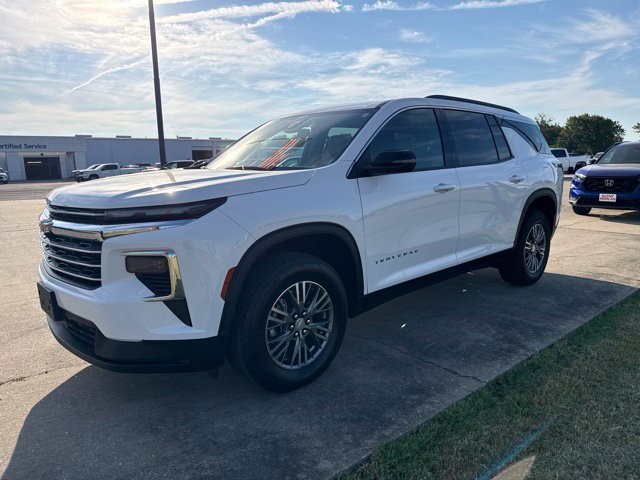 Used 2026 Chevrolet Traverse LT FWD image 2