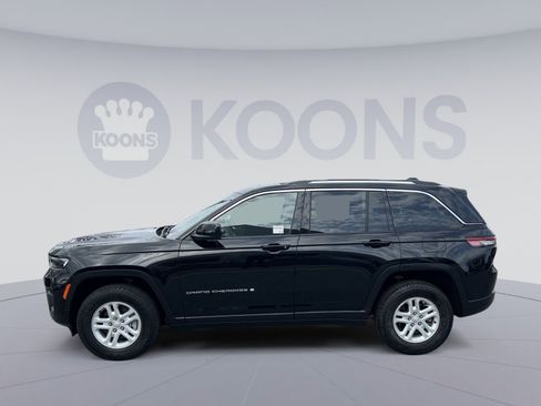 Used 2023 Jeep Grand Cherokee Laredo image 2