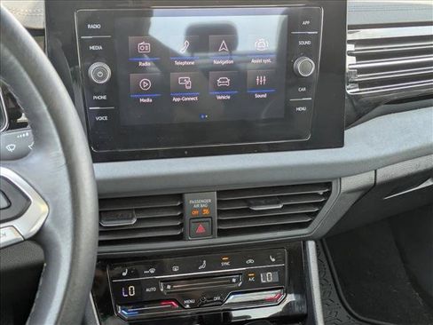 Used 2025 Volkswagen Jetta SE FWD image 11