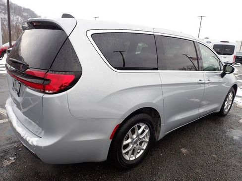 Used 2023 Chrysler Pacifica Touring-L image 9