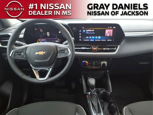 Used 2024 Chevrolet TrailBlazer LT w/ LT Cold Weather Package FWD image 9