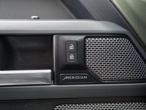 Used 2022 Land Rover Defender 90 X-Dynamic S image 38