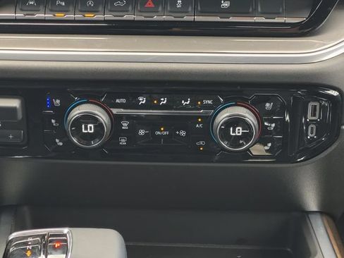 Used 2025 Chevrolet Silverado 1500 High Country AWD/4WD image 17
