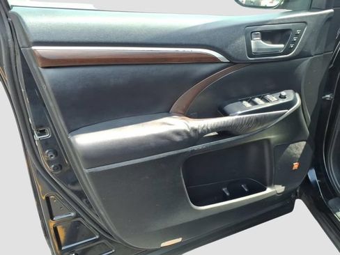 Used 2016 Toyota Highlander Limited w/ Driver Technology Package AWD/4WD image 3