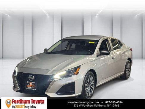 Used 2025 Nissan Altima 2.5 SV FWD image 4