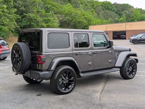 Used 2025 Jeep Wrangler Unlimited Sahara AWD/4WD image 9
