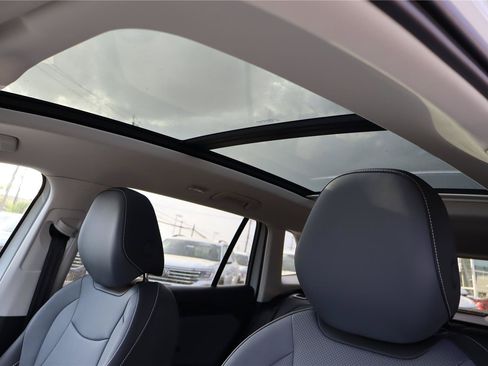 Used 2025 Volkswagen Tiguan SE w/ Panoramic Sunroof Package AWD/4WD image 24