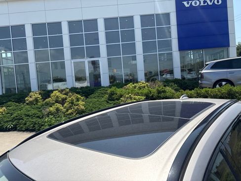 Used 2025 Volvo XC60 T8 Ultra AWD/4WD image 10