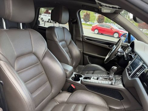 Used 2018 Porsche Macan AWD/4WD image 18