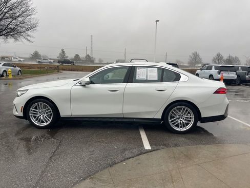 Used 2025 BMW 530i xDrive w/ Premium Package image 6