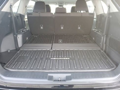 Used 2023 Toyota Highlander LE image 27