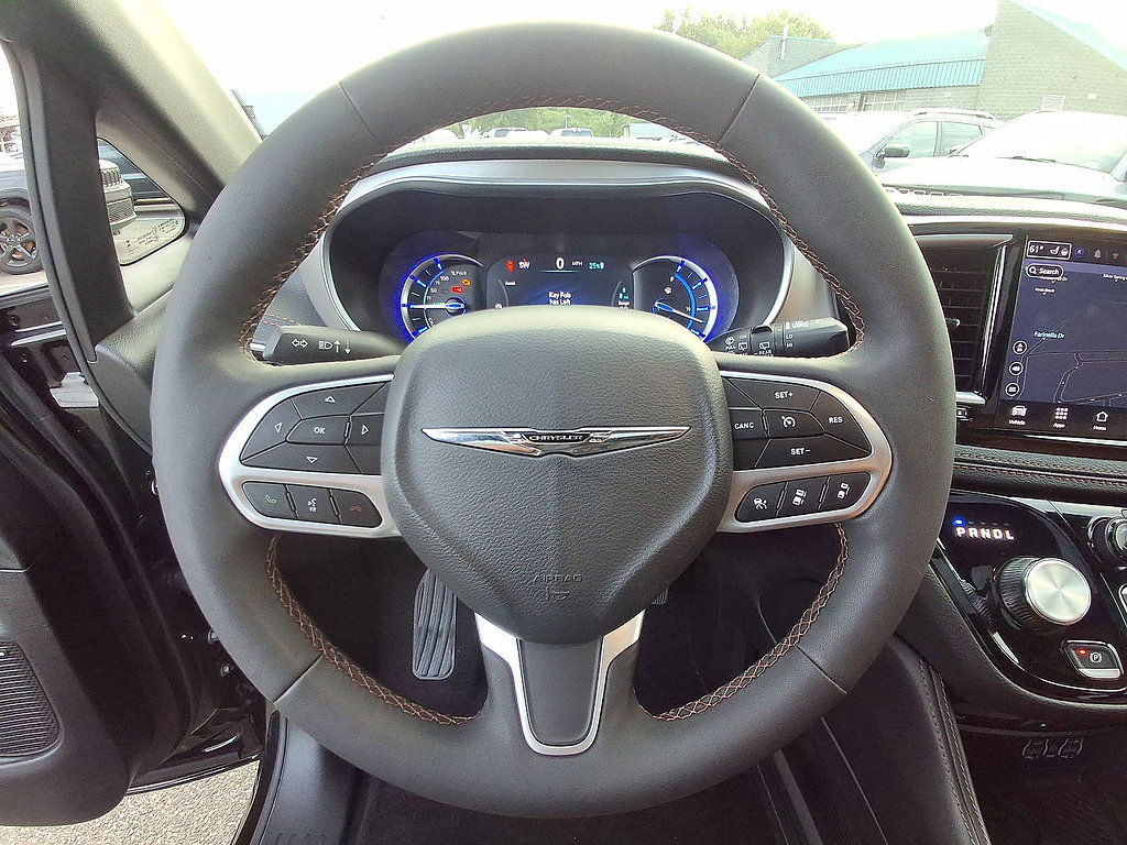 Used 2025 Chrysler Pacifica Pinnacle FWD image 22