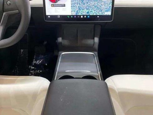 Used 2024 Tesla Model Y 2WD image 13