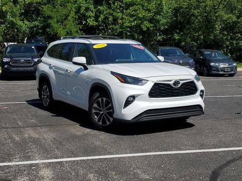 Used 2023 Toyota Highlander XLE AWD/4WD image 35