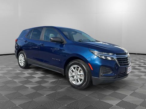 Used 2023 Chevrolet Equinox LS w/ LS Convenience Package FWD image 2