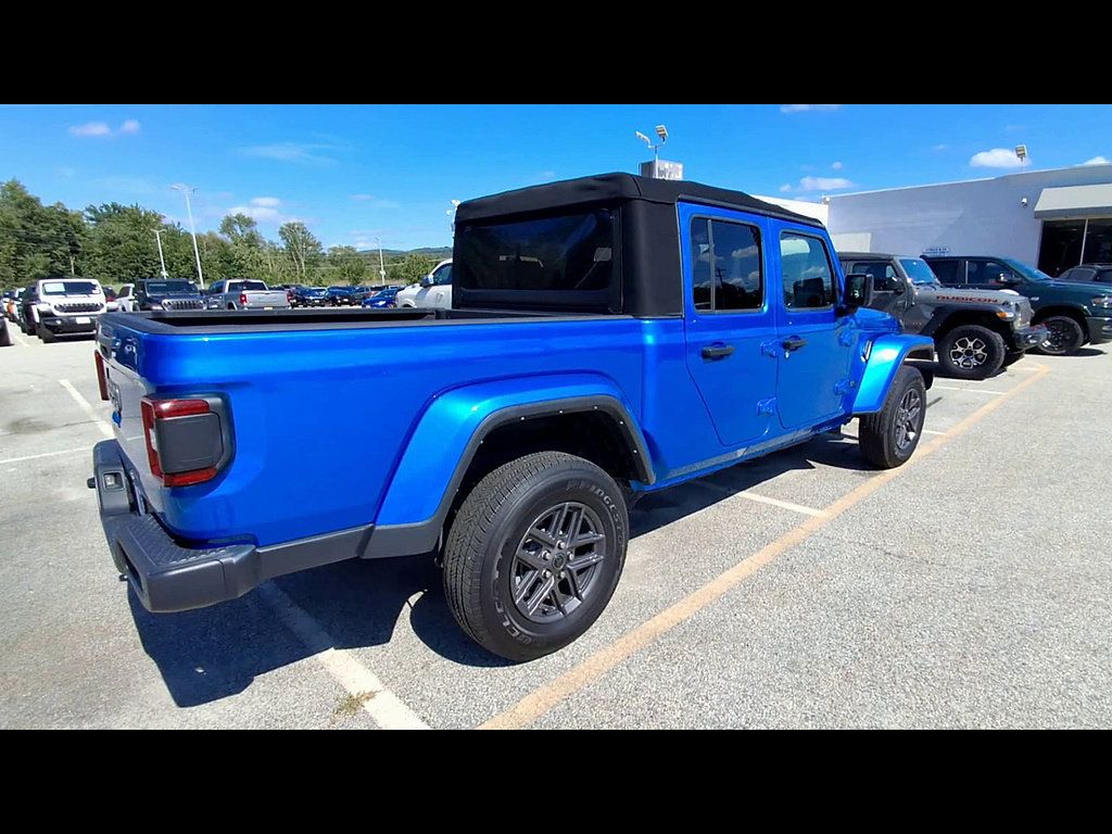 Used 2024 Jeep Gladiator Sport AWD/4WD image 8