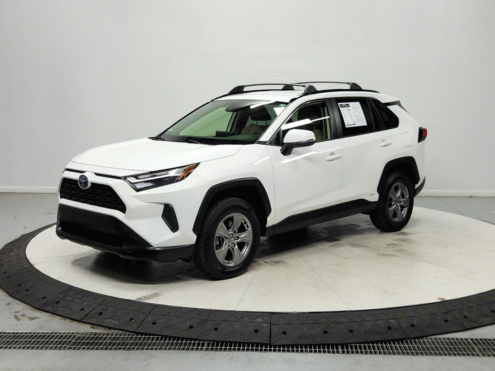 Used 2023 Toyota RAV4 LE AWD/4WD image 4