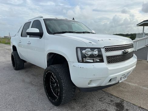 Used 2008 Chevrolet Avalanche LTZ w/ LTZ Preferred Equipment Group RWD image 3