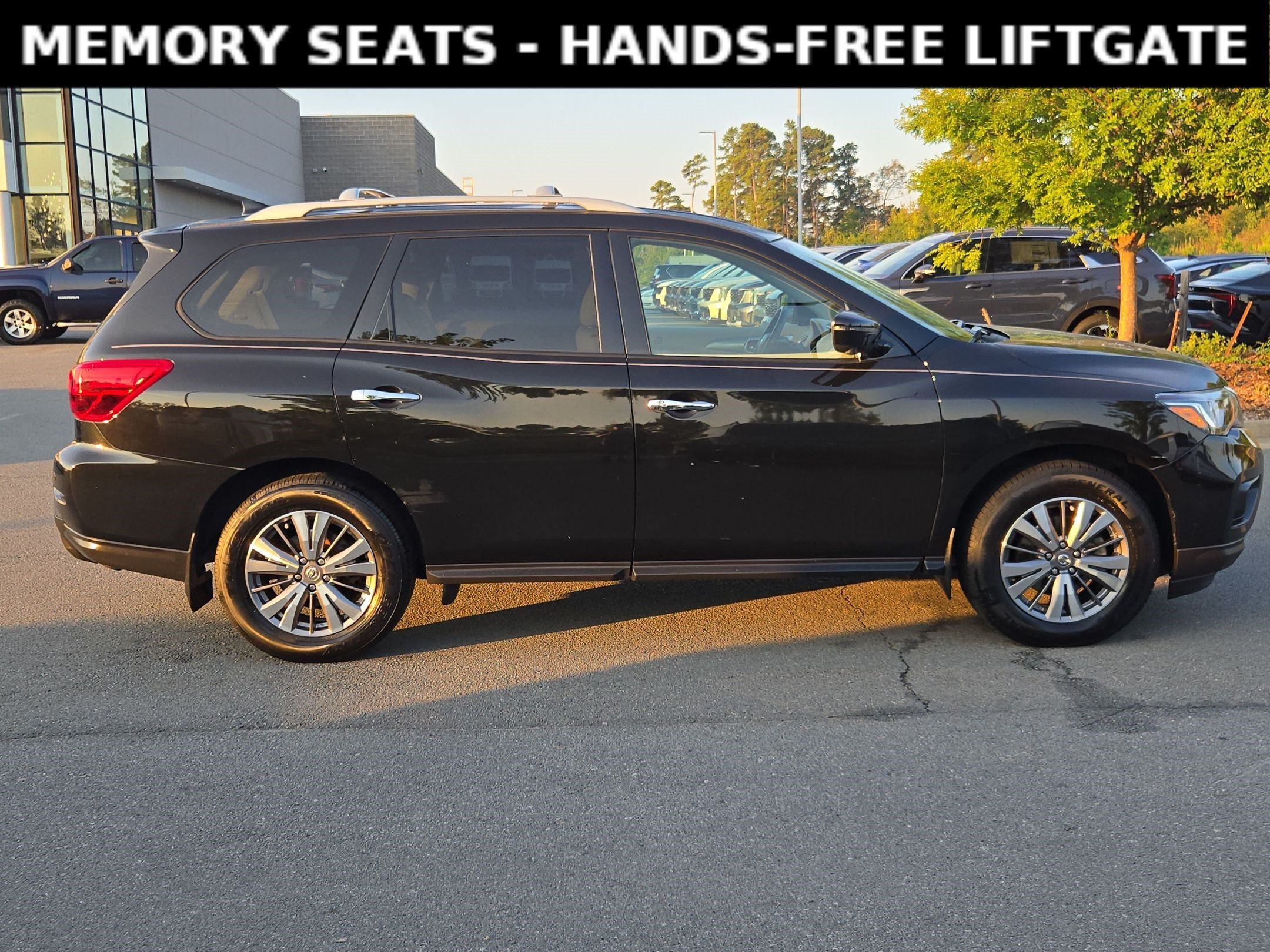 Used 2020 Nissan Pathfinder SL FWD image 8