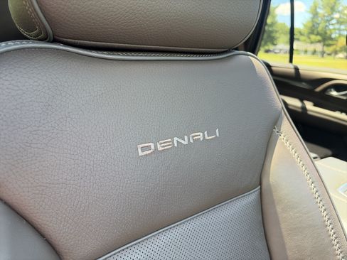 Used 2021 GMC Yukon Denali w/ Denali Ultimate Package AWD/4WD image 39