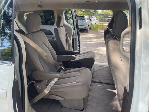 Used 2018 Chrysler Pacifica Touring Plus image 11