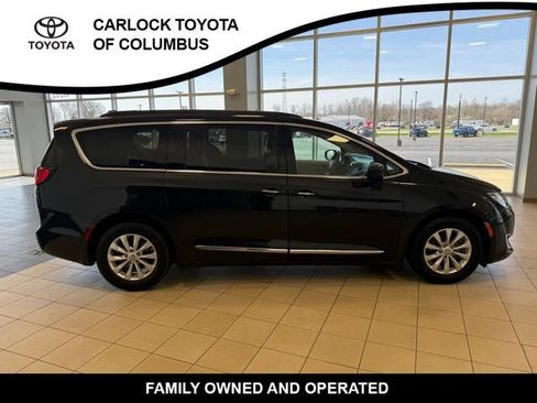 Used 2017 Chrysler Pacifica Touring-L image 6