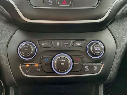 Used 2019 Jeep Cherokee Latitude Plus w/ Cold Weather Group FWD image 18