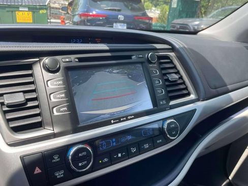 Used 2017 Toyota Highlander XLE AWD/4WD image 29