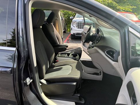 Used 2020 Chrysler Pacifica Touring FWD image 26