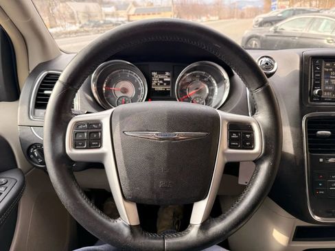 Used 2016 Chrysler Town & Country Touring image 11