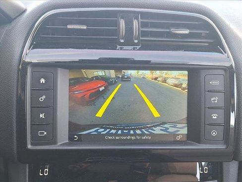 Used 2017 Jaguar F-PACE image 11