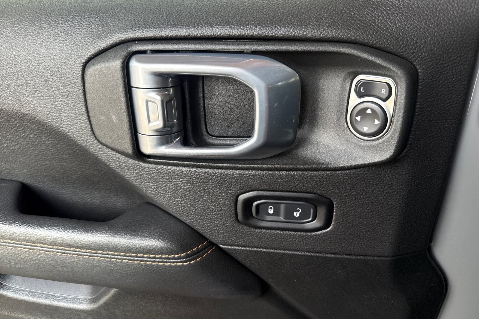 Used 2023 Jeep Wrangler Unlimited Sahara AWD/4WD image 11
