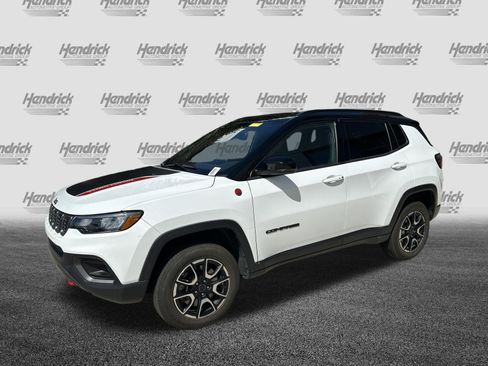 Used 2025 Jeep Compass Trailhawk AWD/4WD image 3