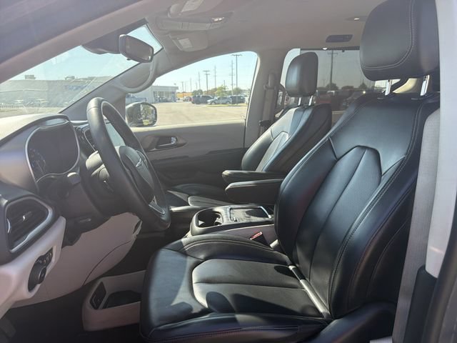 Used 2023 Chrysler Pacifica Touring-L FWD image 9