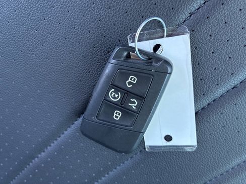 Used 2023 Volkswagen Tiguan SE image 25