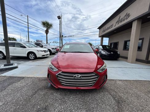 Used 2017 Hyundai Elantra Limited w/ Limited Tech Package 04 FWD image 3