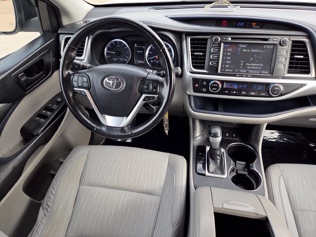 Used 2017 Toyota Highlander Plus AWD/4WD image 28