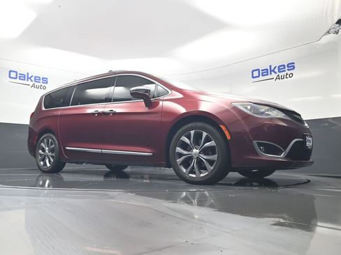 Used 2018 Chrysler Pacifica Limited image 39