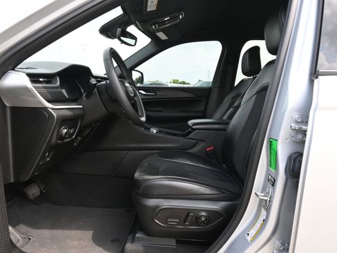 Used 2023 Jeep Grand Cherokee Altitude AWD/4WD image 17